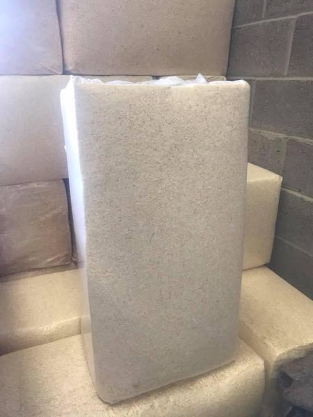 Pine wood shavings for animal bedding
