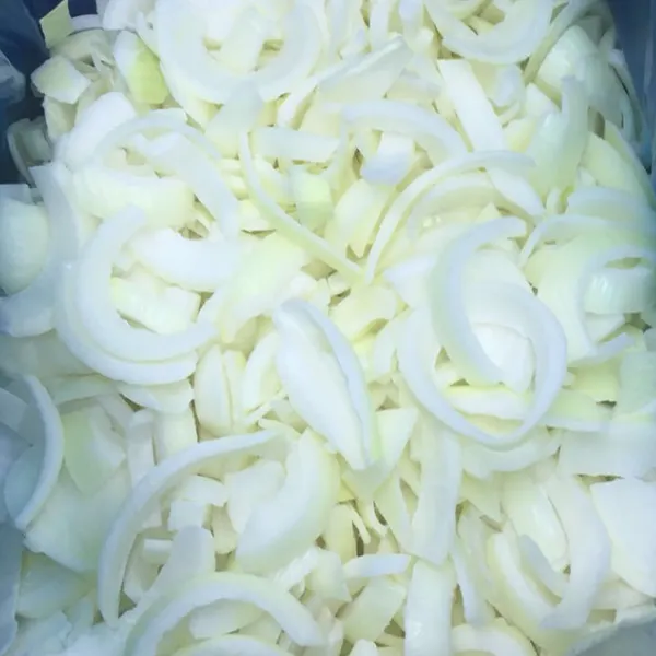 Uniformly Cut White Onions