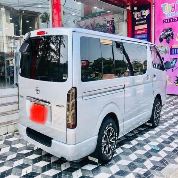 Toyota Hiace side view