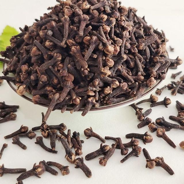 Whole cloves with strong aroma
