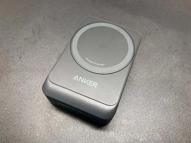 Anker MagGo 3-in-1 Charging Station - close-up of wireless stand