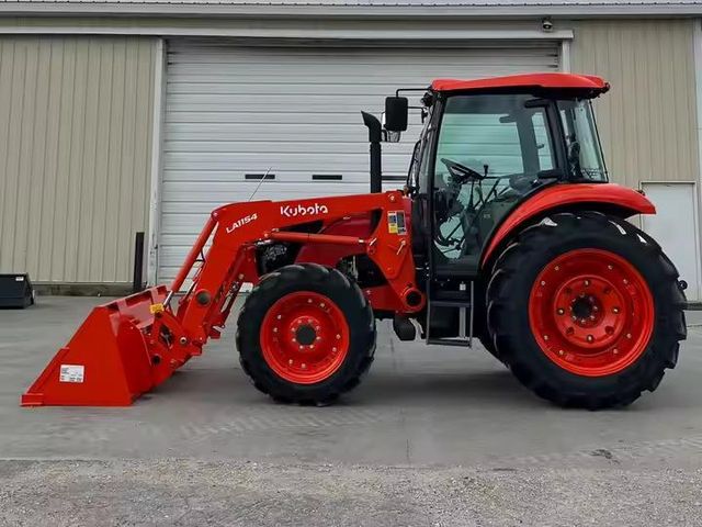 Kubota M7060 Tractor Image 5