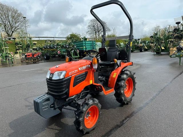 Kubota B1121 Tractor Image 1