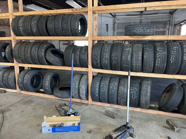 Stacked passenger car used tires for resale