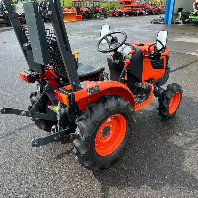 Kubota B1121 Tractor Image 5