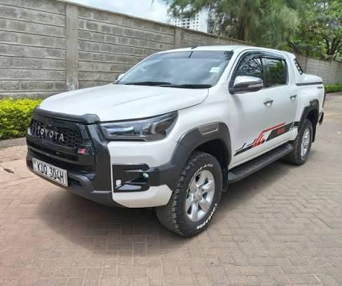 TOYOTA HILUX 2014-2025 SR5 Full Option 4X4 Rear View