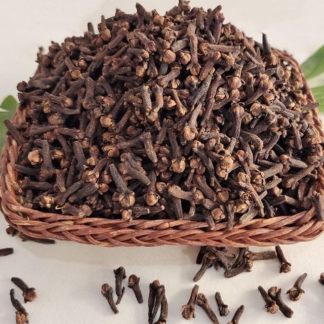 Sun-dried whole cloves