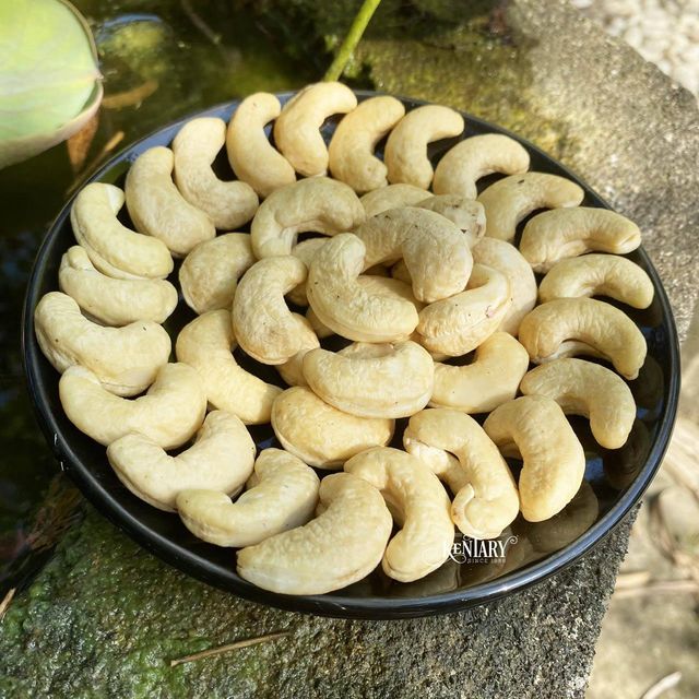 Close-up of Popular Choice W420 cashew nut kernel