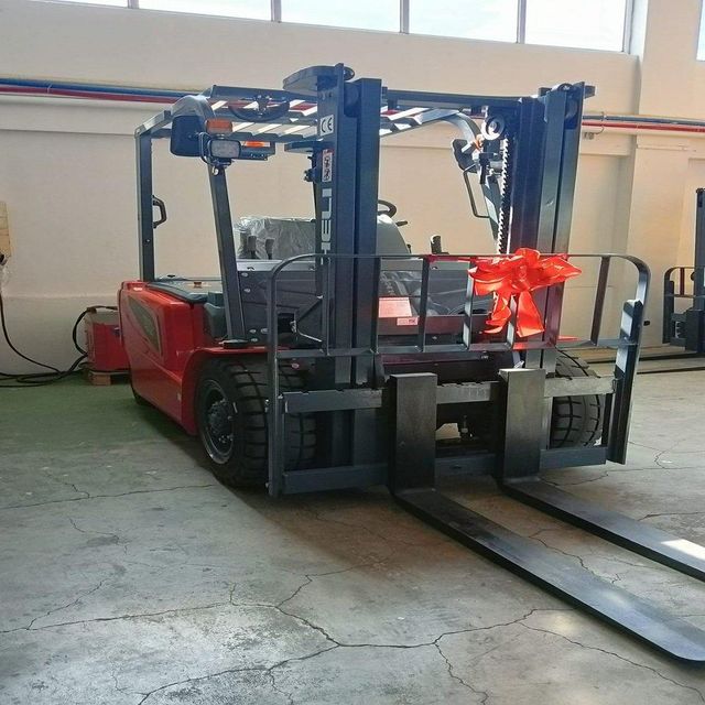 Forklift truck with Japanese engine