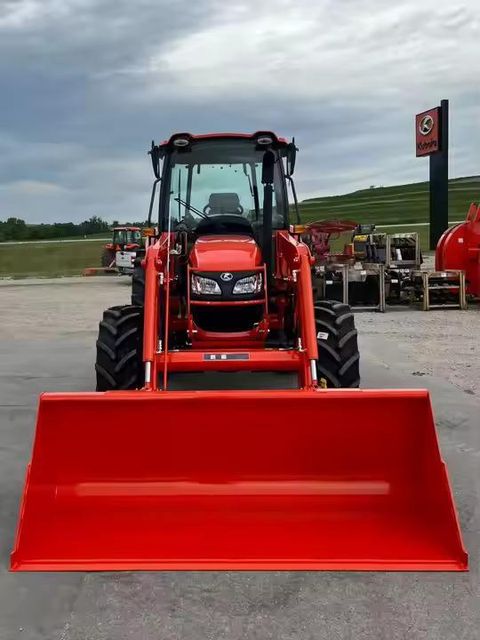 Kubota M7060 Tractor Image 3