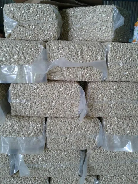 Halved skinless blanched cashew kernels - BanTian Brand