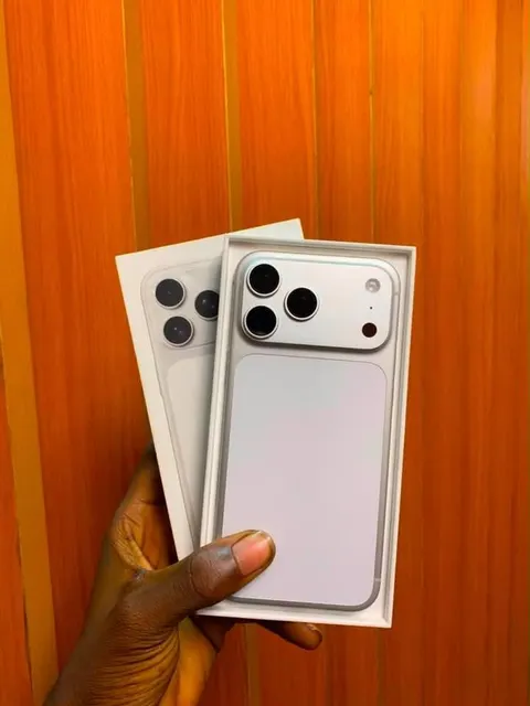 Apple iPhone 17 Pro Max Front View