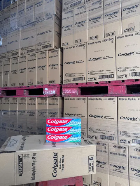 Colgate Toothpaste Strong Teeth 180g - Product Lifestyle Image