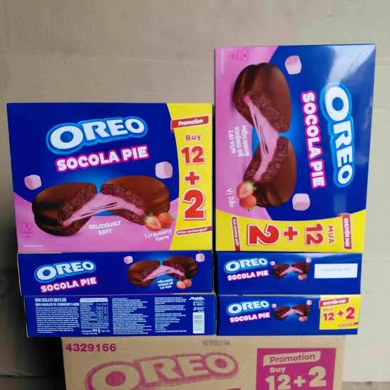 Oreo product display showing Vanilla Chocolate and Socola Pie Strawberry varieties