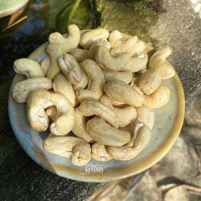 Heap of Popular Choice W420 cashew kernels