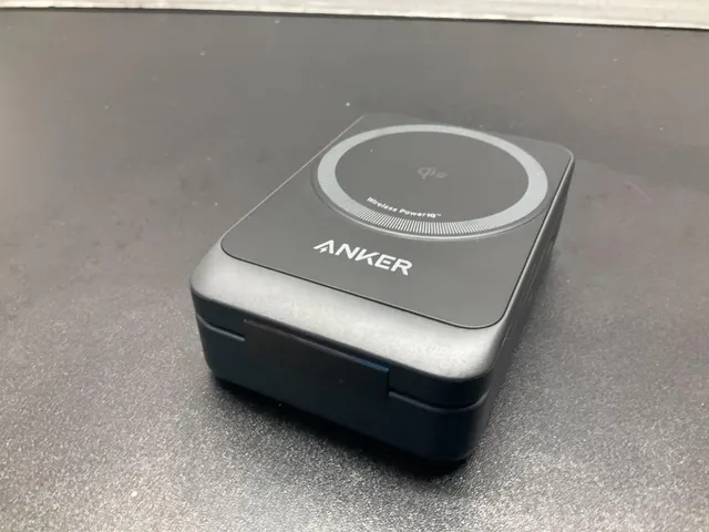 Anker MagGo 3-in-1 Charging Station - charging multiple devices