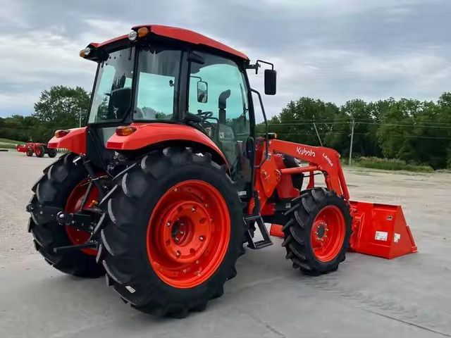 Kubota M7060 Tractor Image 4