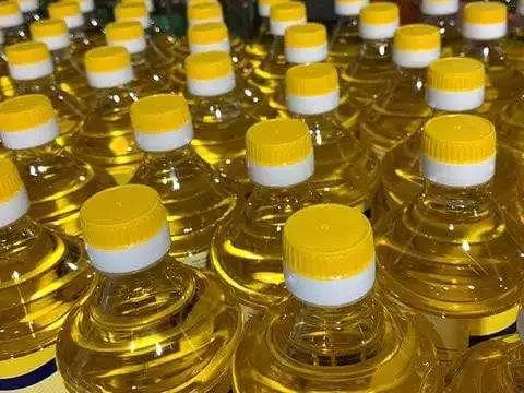 Bulk liquid refined sunflower cooking oil in large containers
