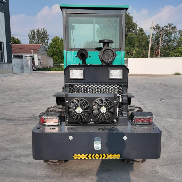 4x4 Small Loader Image 3
