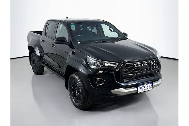 TOYOTA HILUX 2014-2025 SR5 Full Option 4X4 Side View