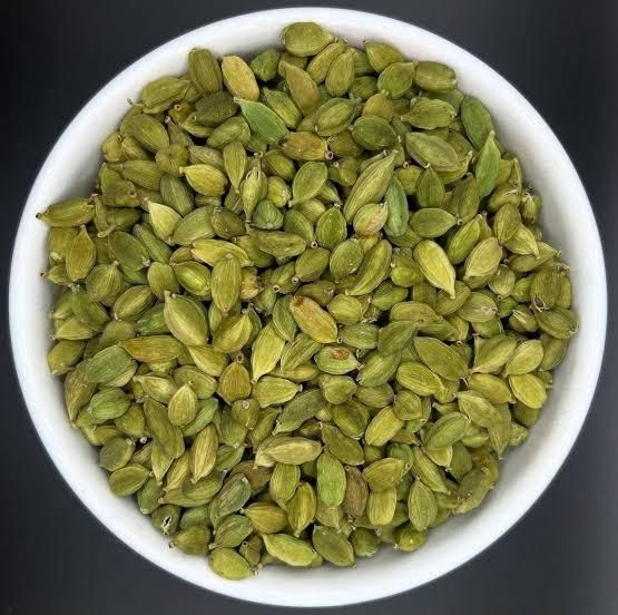 Bulk raw allspice and cardamom spice pieces in natural form
