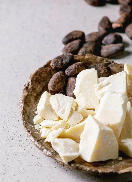 Natural cocoa butter in solid form