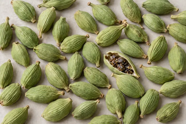 Bulk Green Cardamom pods closeup