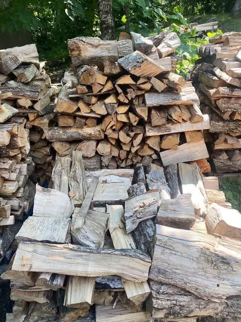 Dried firewood logs arrangement on pallets ready for shipment