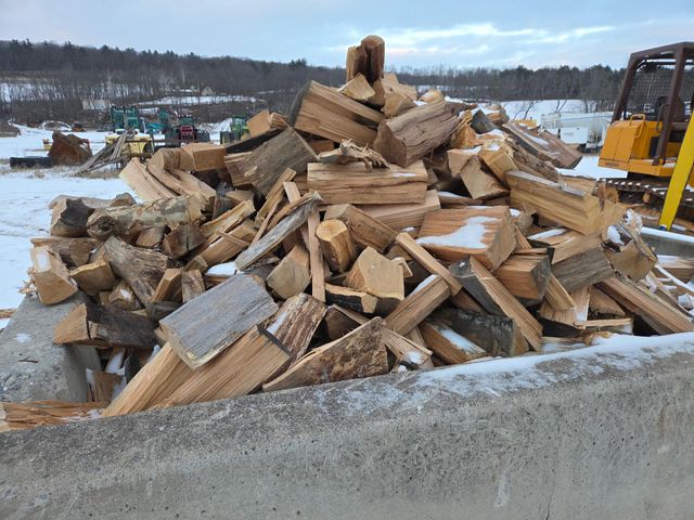 25cm Firewood – Hardwood Mix in stack