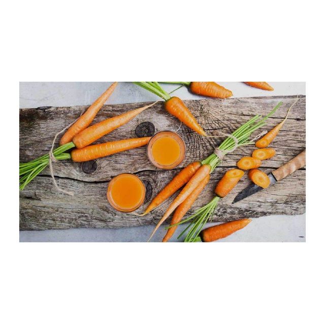 Carrots with soil and leaves