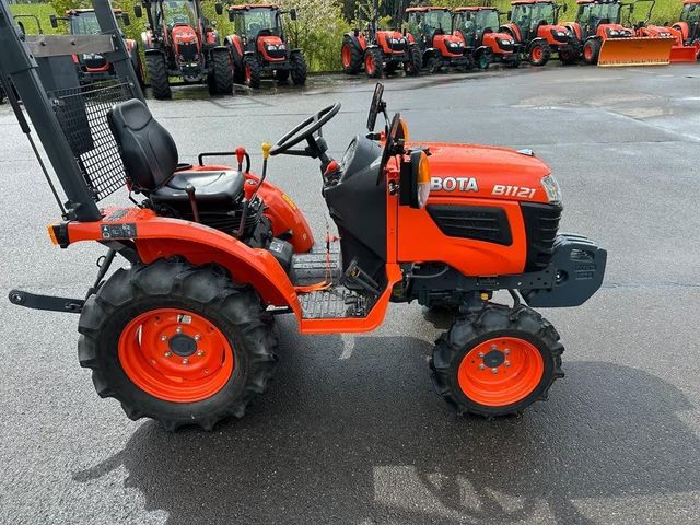 Kubota B1121 Tractor Image 2