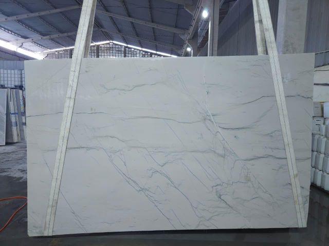 Quartzite slab with elegant edge profile